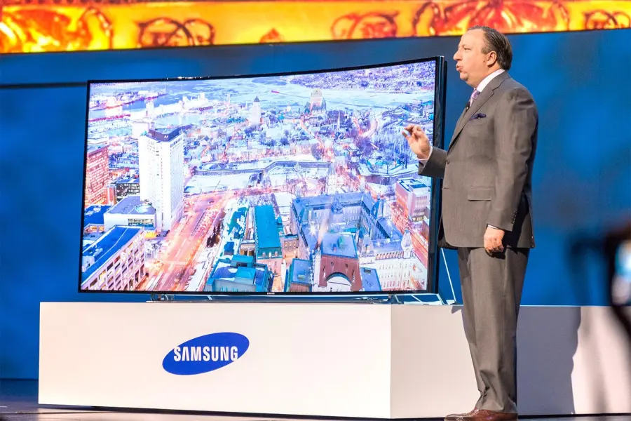 La TV Ultra HD Samsung pieghevole è stata presentata all'IFA 2014